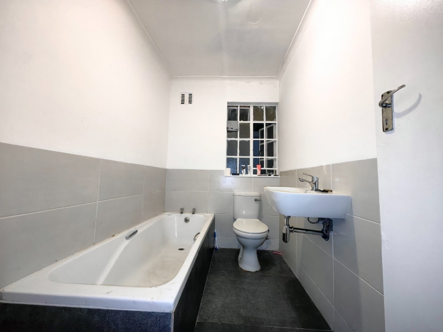 4 Bedroom Property for Sale in Lavender Hill Western Cape